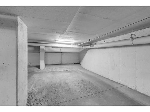 306-240 11 Avenue Sw, Calgary, AB - Indoor Photo Showing Garage