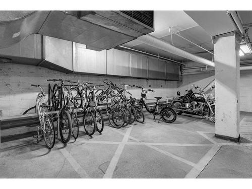 306-240 11 Avenue Sw, Calgary, AB -  Photo Showing Garage