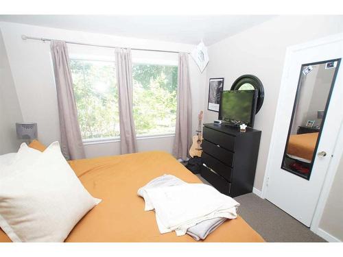 2359 22A Street Nw, Calgary, AB - Indoor Photo Showing Bedroom