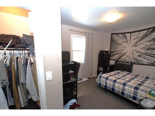 2359 22A Street Nw, Calgary, AB - Indoor Photo Showing Bedroom