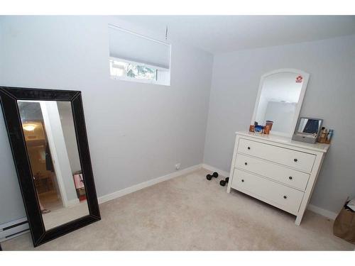 2359 22A Street Nw, Calgary, AB - Indoor Photo Showing Bedroom