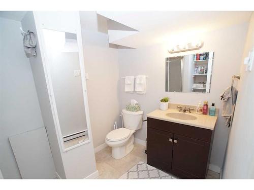 2359 22A Street Nw, Calgary, AB - Indoor Photo Showing Bathroom