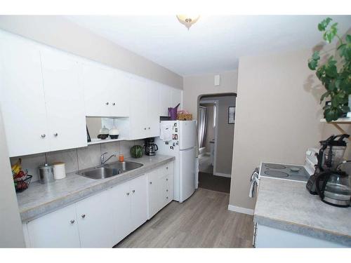 2359 22A Street Nw, Calgary, AB - Indoor Photo Showing Kitchen With Double Sink