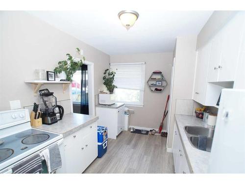 2359 22A Street Nw, Calgary, AB - Indoor Photo Showing Kitchen With Double Sink