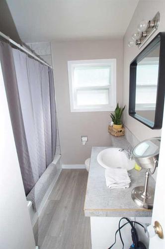 2359 22A Street Nw, Calgary, AB - Indoor Photo Showing Bathroom