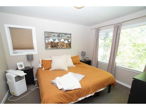 2359 22A Street Nw, Calgary, AB - Indoor Photo Showing Bedroom