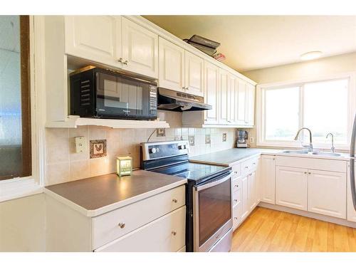 245016 Township Road 30-2, Rural Kneehill County, AB - Indoor Photo Showing Kitchen With Double Sink