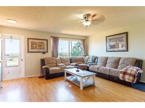 245016 Township Road 30-2, Rural Kneehill County, AB - Indoor Photo Showing Living Room