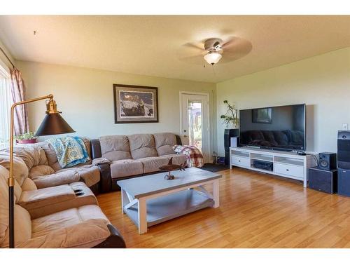 245016 Township Road 30-2, Rural Kneehill County, AB - Indoor Photo Showing Living Room