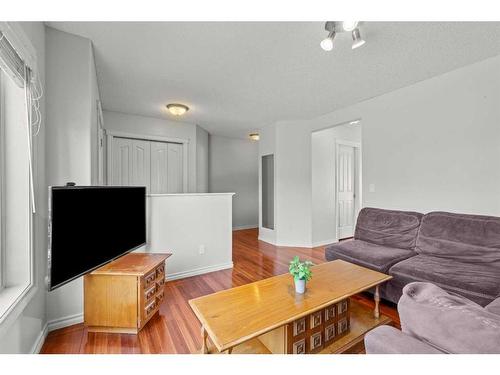 9 Crystal Shores Hill, Okotoks, AB - Indoor Photo Showing Living Room