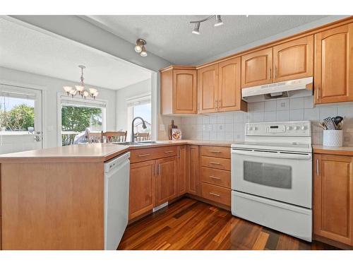 9 Crystal Shores Hill, Okotoks, AB - Indoor Photo Showing Kitchen