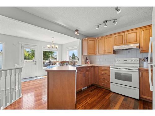 9 Crystal Shores Hill, Okotoks, AB - Indoor Photo Showing Kitchen