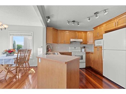 9 Crystal Shores Hill, Okotoks, AB - Indoor Photo Showing Kitchen