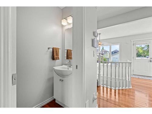 9 Crystal Shores Hill, Okotoks, AB - Indoor Photo Showing Bathroom