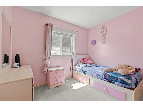 9 Crystal Shores Hill, Okotoks, AB - Indoor Photo Showing Bedroom