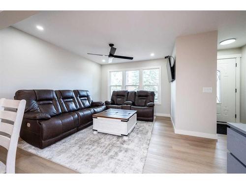 132 Castlegreen Close Ne, Calgary, AB - Indoor Photo Showing Living Room