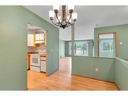 306-335 Garry Crescent Ne, Calgary, AB - Indoor Photo Showing Kitchen