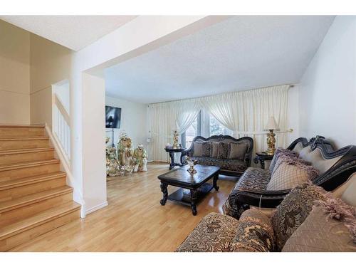 6 Georgian Villas Ne, Calgary, AB - Indoor Photo Showing Living Room