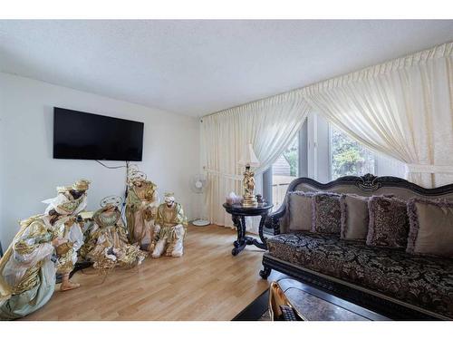 6 Georgian Villas Ne, Calgary, AB - Indoor Photo Showing Living Room