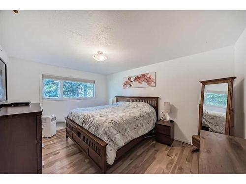 3379 Breton Close Nw, Calgary, AB - Indoor Photo Showing Bedroom