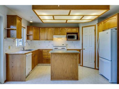 88 Sceptre Close Nw, Calgary, AB - Indoor Photo Showing Kitchen With Double Sink