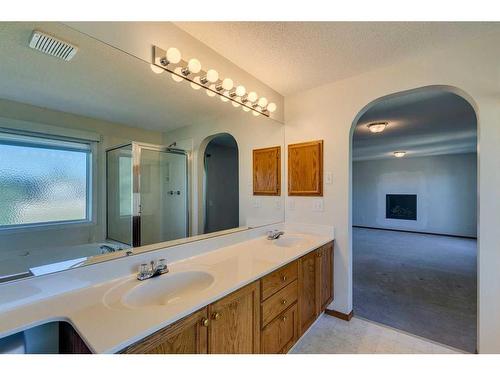 88 Sceptre Close Nw, Calgary, AB - Indoor Photo Showing Bathroom