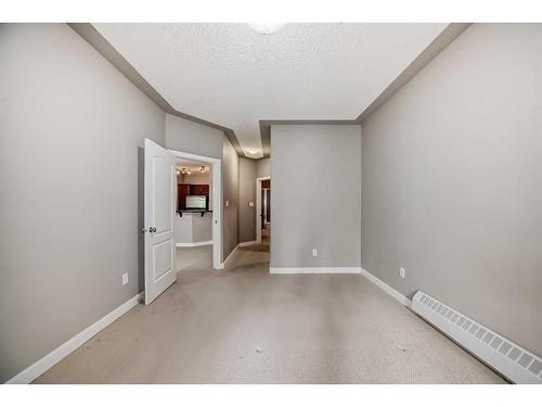 214-20 Discovery Ridge Close Sw, Calgary, AB - Indoor Photo Showing Other Room