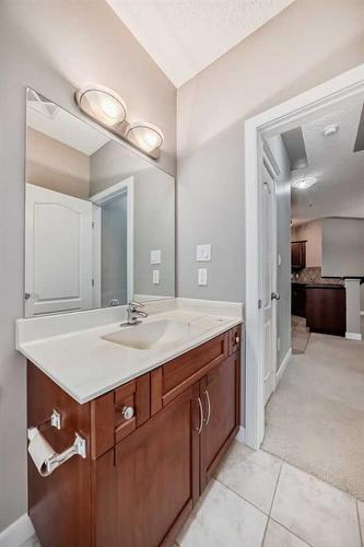 214-20 Discovery Ridge Close Sw, Calgary, AB - Indoor Photo Showing Bathroom