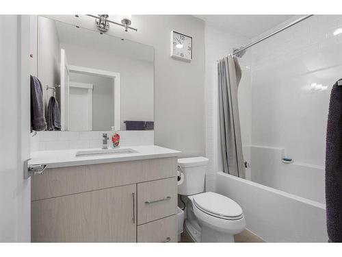 308-38 Quarry Gate Se, Calgary, AB - Indoor Photo Showing Bathroom