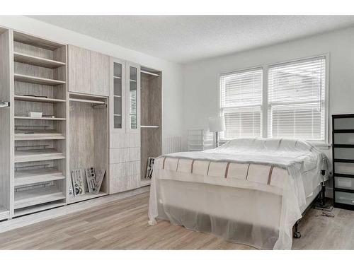 342 Superior Avenue Sw, Calgary, AB - Indoor Photo Showing Bedroom