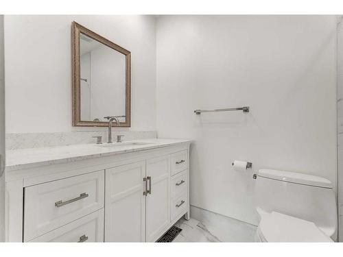 342 Superior Avenue Sw, Calgary, AB - Indoor Photo Showing Bathroom