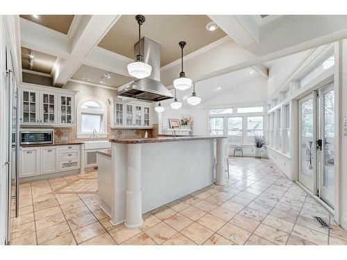 342 Superior Avenue Sw, Calgary, AB - Indoor Photo Showing Kitchen