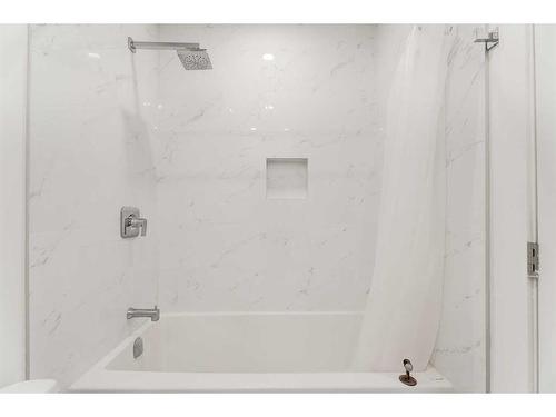 342 Superior Avenue Sw, Calgary, AB - Indoor Photo Showing Bathroom