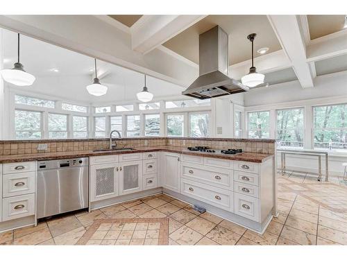 342 Superior Avenue Sw, Calgary, AB - Indoor Photo Showing Kitchen