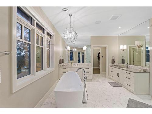 11 Elveden Place Sw, Calgary, AB - Indoor Photo Showing Bathroom