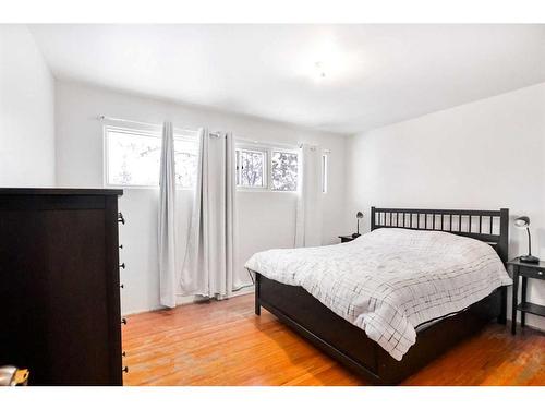 11 Westview Drive Sw, Calgary, AB - Indoor Photo Showing Bedroom