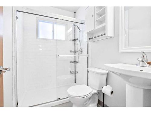 11 Westview Drive Sw, Calgary, AB - Indoor Photo Showing Bathroom