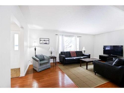 11 Westview Drive Sw, Calgary, AB - Indoor Photo Showing Living Room