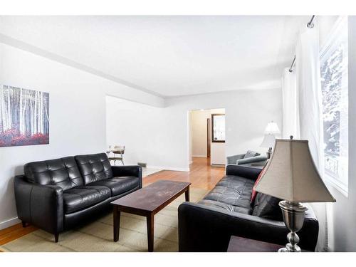 11 Westview Drive Sw, Calgary, AB - Indoor Photo Showing Living Room