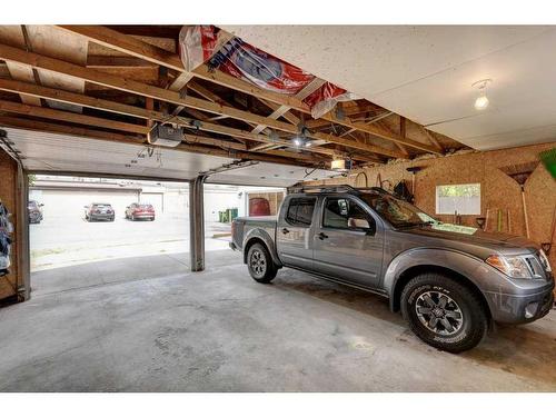 356 84 Avenue Se, Calgary, AB - Indoor Photo Showing Garage