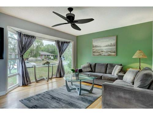 356 84 Avenue Se, Calgary, AB - Indoor Photo Showing Living Room