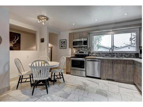 356 84 Avenue Se, Calgary, AB - Indoor Photo Showing Kitchen