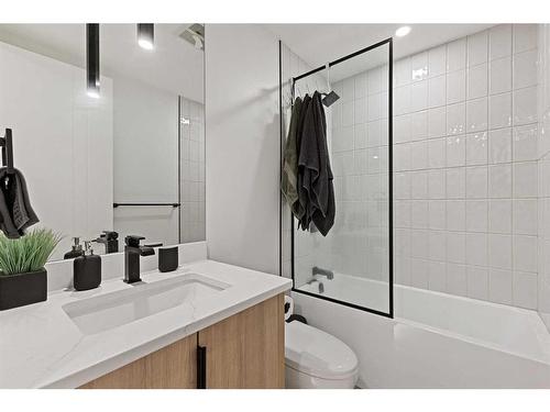 809 Drury Avenue Ne, Calgary, AB - Indoor Photo Showing Bathroom