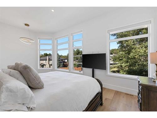 809 Drury Avenue Ne, Calgary, AB - Indoor Photo Showing Bedroom