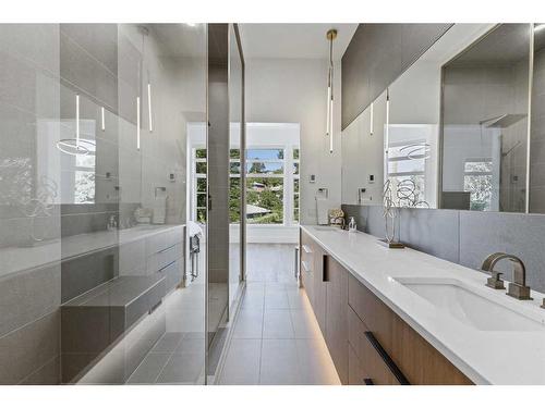 809 Drury Avenue Ne, Calgary, AB - Indoor Photo Showing Bathroom