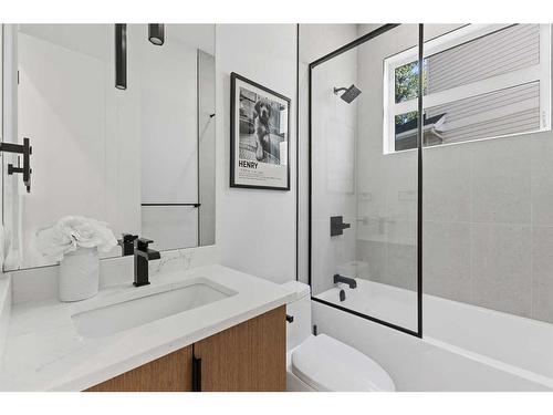 809 Drury Avenue Ne, Calgary, AB - Indoor Photo Showing Bathroom