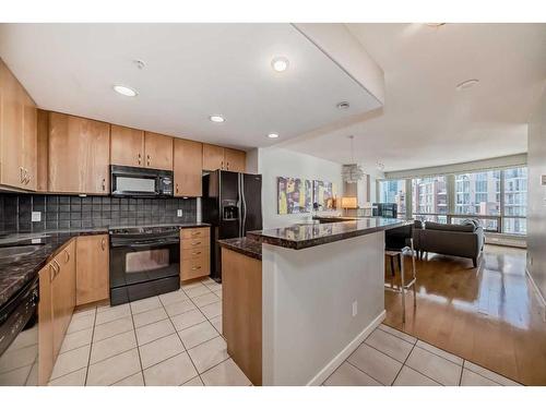 2203-1078 6 Avenue Sw, Calgary, AB - Indoor Photo Showing Kitchen