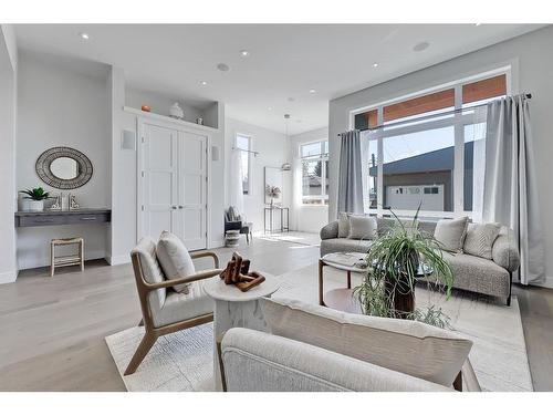 1660 42 Street Sw, Calgary, AB - Indoor Photo Showing Living Room