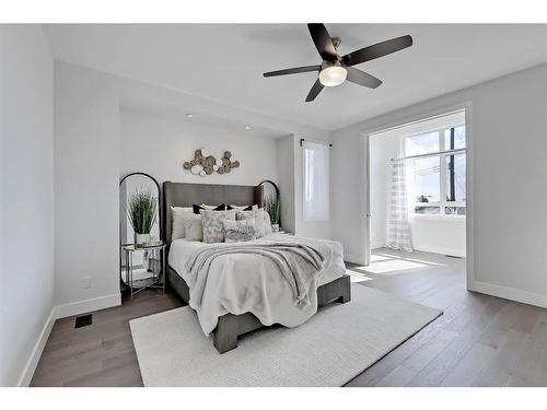 1660 42 Street Sw, Calgary, AB - Indoor Photo Showing Bedroom