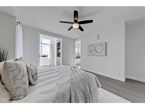 1660 42 Street Sw, Calgary, AB - Indoor Photo Showing Bedroom